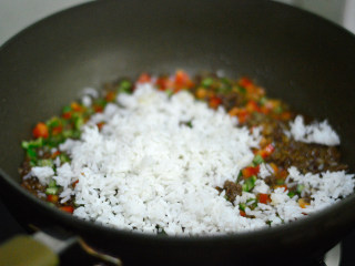 彩椒牛肉炒饭,接着放入米饭，翻炒均匀