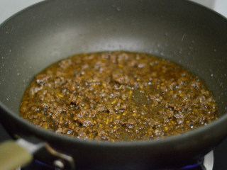 彩椒牛肉炒饭,接着放入酱油和料酒，翻炒均匀
