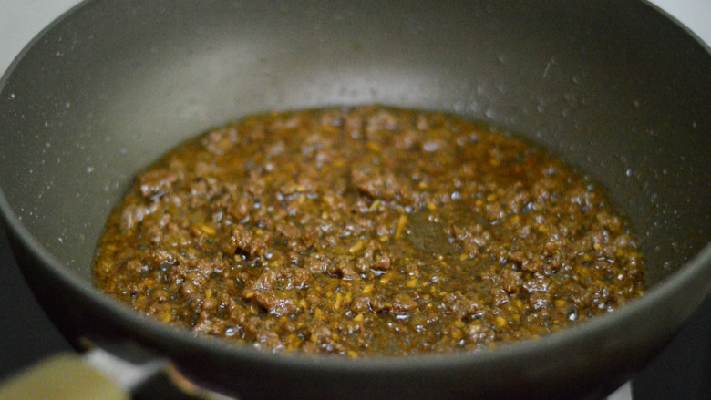 彩椒牛肉炒饭,接着放入酱油和料酒，翻炒均匀