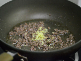 彩椒牛肉炒饭,划炒至牛肉变色后放入姜末翻炒一下