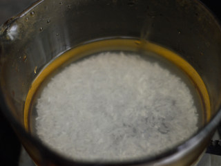 冬瓜瘦肉粥（辅食）,大米淘洗干净，用清水浸泡一会