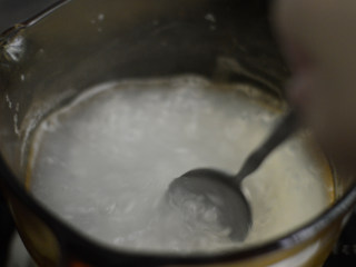 冬瓜瘦肉粥（辅食）,不时的搅拌一下，以免糊锅