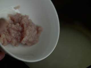 冬瓜瘦肉粥（辅食）,待米粒煮至开花后放入肉沫
