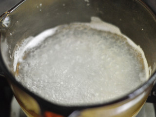 冬瓜瘦肉粥（辅食）,倒掉浸泡的水，冲洗注入水，煮开