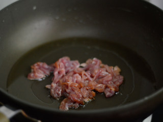 干煸菜花,锅里倒入少许油，烧热后放入肉丝炒散
