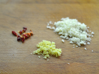 干煸菜花,姜蒜切碎末，干辣椒切段

