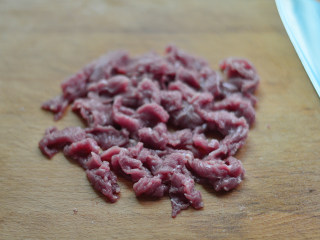 黑椒牛肉杏鲍菇,牛肉逆着纹路切薄片
