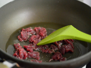 黑椒牛肉杏鲍菇,锅里烧热油，下牛肉炒制
