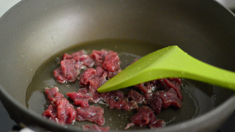 黑椒牛肉杏鲍菇,锅里烧热油，下牛肉炒制
