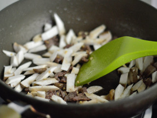 黑椒牛肉杏鲍菇,再加入杏鲍菇
