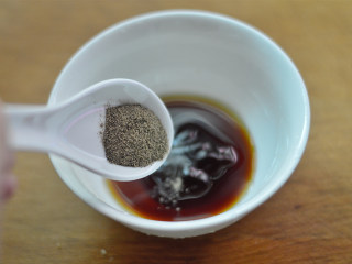 黑椒牛肉杏鲍菇,加入1茶匙的黑胡椒粉