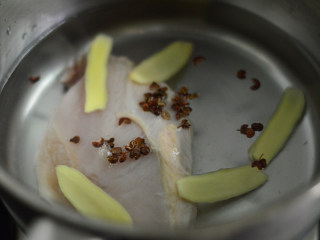 鸡丝酱拌面,将鸡胸肉放入锅中，加入清水、姜片、花椒煮熟