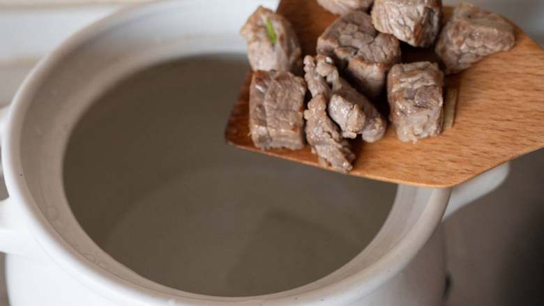 牛腩白萝卜煲汤,砂锅放足量水，水热后，放入炒香的牛腩。