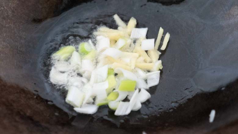 牛腩白萝卜煲汤,另起火，放油，油热后下入葱末和姜，煸香。