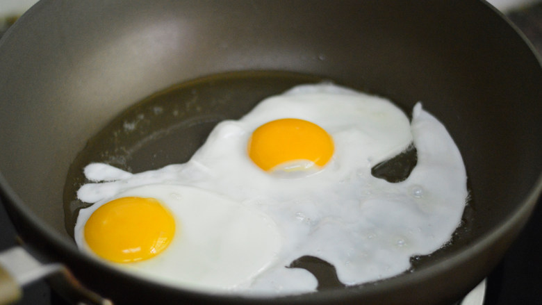 尖椒荷包蛋,锅里倒入少许油，烧热后倒入鸡蛋
