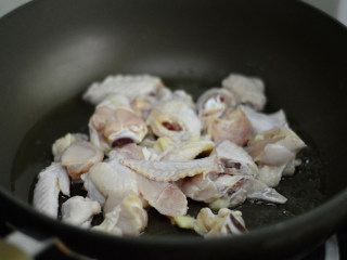 酱烧土豆鸡翅,锅里倒入少许盐，放入鸡翅慢煎