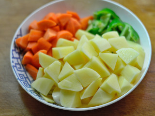 酱烧土豆鸡翅,土豆、胡萝卜、青椒切小块