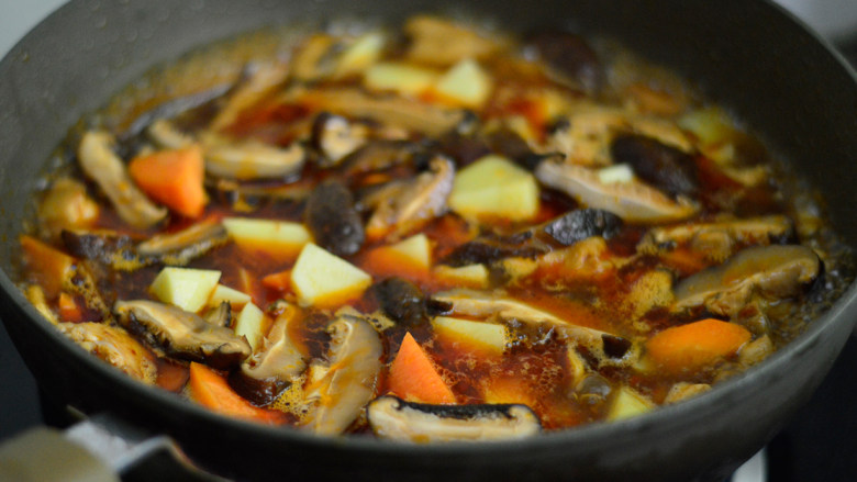 酱烧土豆鸡翅,再放入土豆、胡萝卜、香菇，大火煮开后小火焖煮20分钟