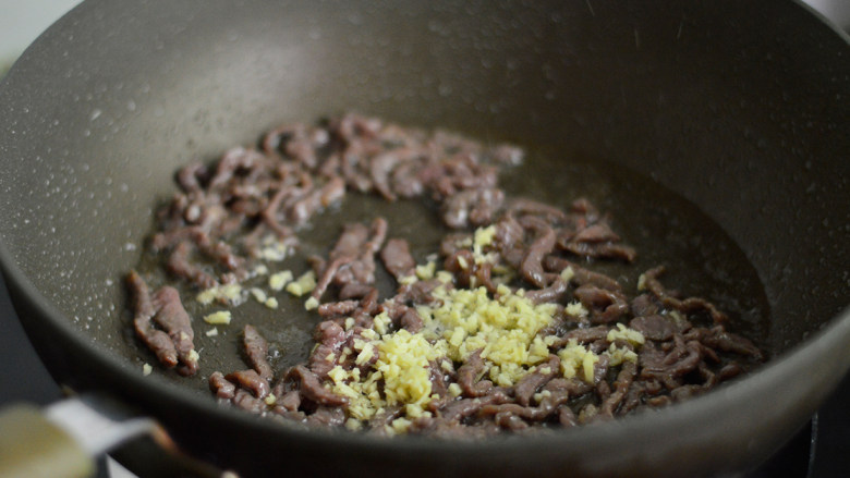 芦笋牛肉丝,快速划炒至牛肉变色后放入姜末炒匀