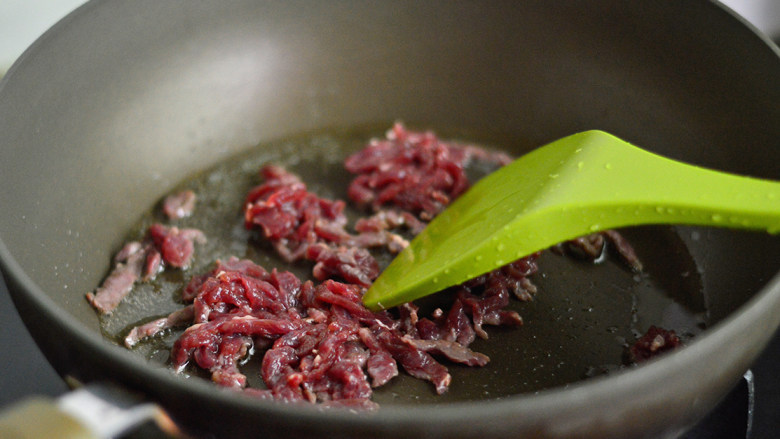 芦笋牛肉丝,锅里倒入少许油，放入牛肉炒制