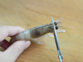 茄汁开背虾,用剪刀剪掉虾须、虾枪。再剪掉虾嘴，去掉头部的沙袋