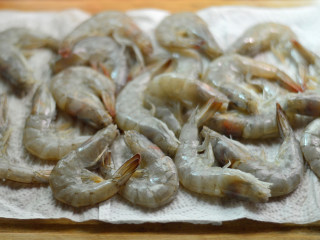 茄汁开背虾,将处理好的虾用厨房纸吸干水分待用
