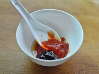 茄汁开背虾,取一个碗，调入番茄酱、蚝油、料酒
