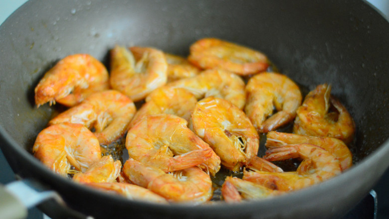 茄汁开背虾,半煎炸的方式，将虾一面煎至焦黄翻转煎另外一面
