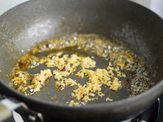 茄汁开背虾,用锅里的底油爆香姜蒜