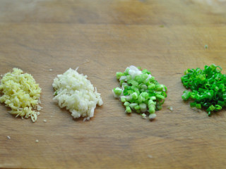 茄汁酸辣土豆片,姜蒜切碎沫，葱白、葱绿分开切碎末
