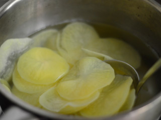 茄汁酸辣土豆片,将土豆片放入滚水中，煮熟后捞出待用