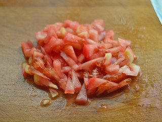 茄汁酸辣土豆片,番茄去皮切成小丁