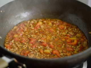 茄汁酸辣土豆片,调入酱油和香醋，翻炒均匀
