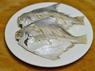 清蒸白鲳鱼,蒸好后取出，倒掉盘子里的汤汁，夹掉姜丝和葱段