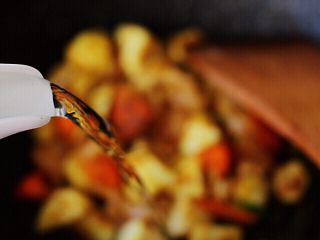 十味  超美味的咖喱芋头鸡肉饭,锅中倒入适量的清水。
