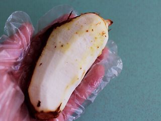十味  超美味的咖喱芋头鸡肉饭,带上一次性手套把芋头去皮后洗净备用，（戴手套是避免芋头的粘液接触到皮肤导致过敏，以免皮肤发痒）。