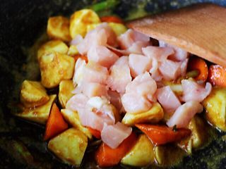 十味  超美味的咖喱芋头鸡肉饭,看见芋头和胡萝卜炒至变软时，放入切块的鸡脯肉。