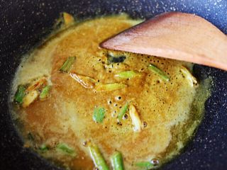 十味  超美味的咖喱芋头鸡肉饭,小火慢慢把好侍百梦多咖喱炒至融化。