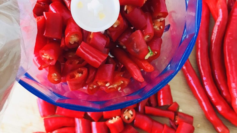 正宗湖南剁辣椒,放入料理机中，搅拌一分钟就可以了，没有料理机的可以直接用菜刀剁碎也是一样的。