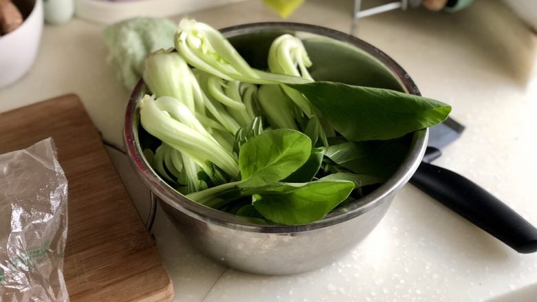 十味 新晴草色绿温暾➕香菇青菜烧豆腐,上海青从中间切开一分为四。