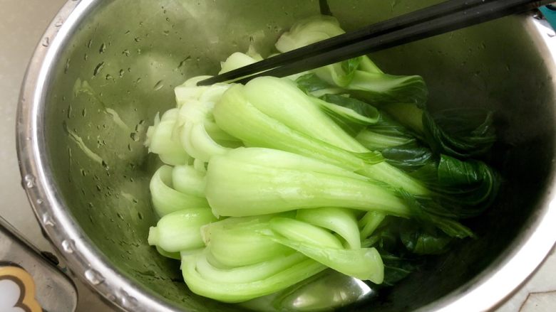 十味 新晴草色绿温暾➕香菇青菜烧豆腐,煮好的上海青捞出备用