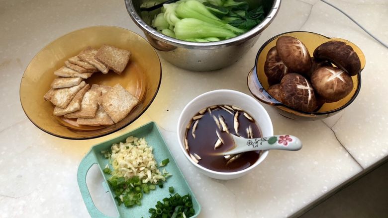 十味 新晴草色绿温暾➕香菇青菜烧豆腐,全部食材准备好，开始下锅烹制吧