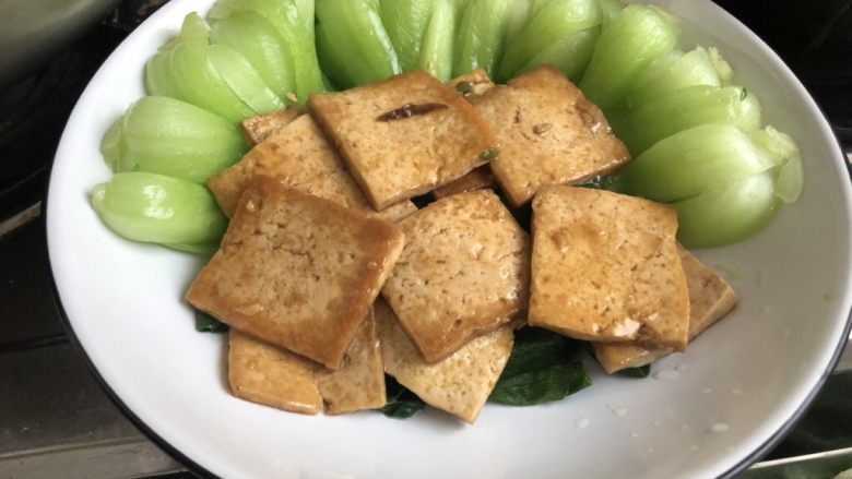 十味 新晴草色绿温暾➕香菇青菜烧豆腐,先把豆腐拣出摆在上海青上