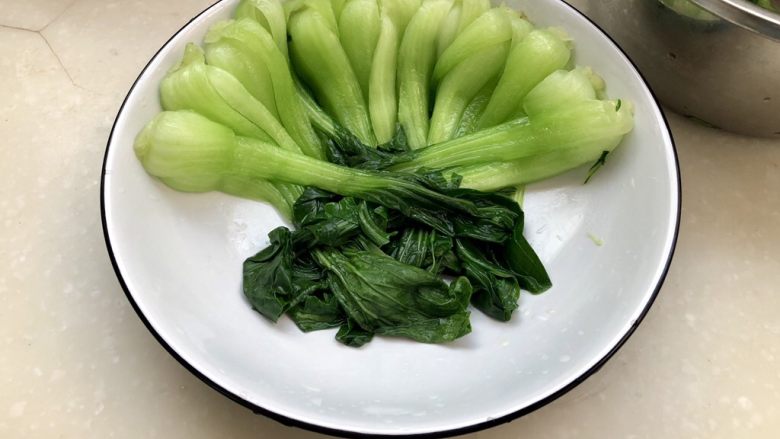 十味 新晴草色绿温暾➕香菇青菜烧豆腐,煮豆腐花菇时，我们来把上海青摆个盘，摆盘方式随大家喜好