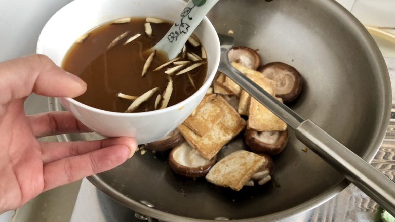 十味 新晴草色绿温暾➕香菇青菜烧豆腐,把我们准备的调味汁再次搅拌均匀（以免生粉沉淀）倒入锅中