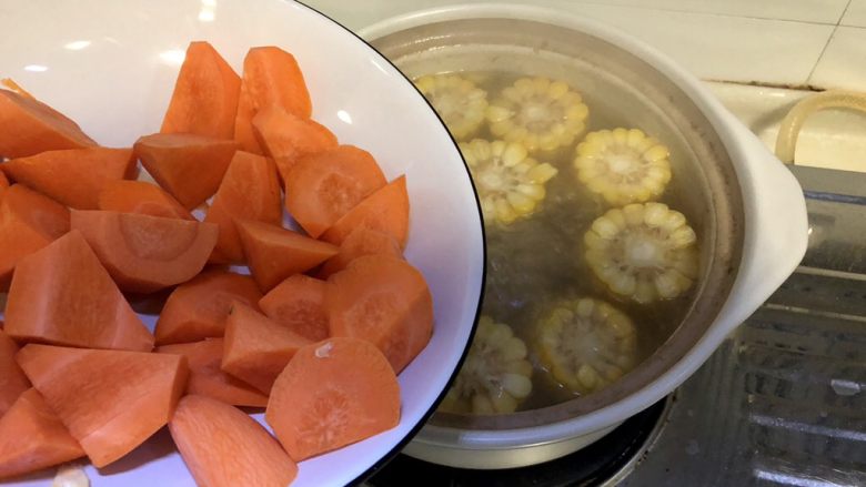 十味 浓淡红黄野岸花➕胡萝卜玉米排骨汤,加入胡萝卜块，中火煮开