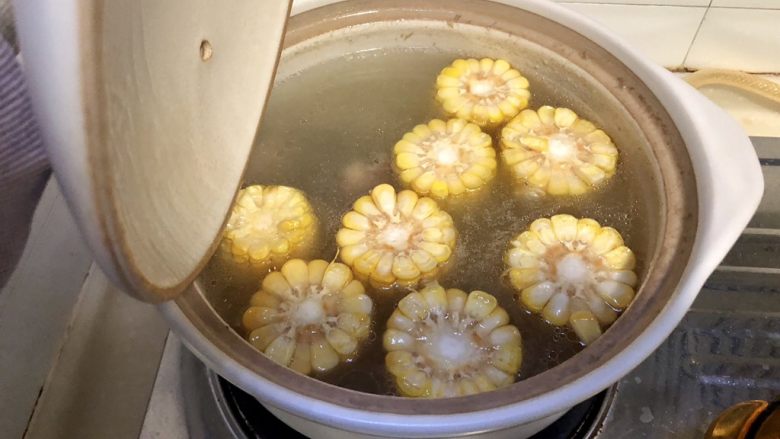 十味 浓淡红黄野岸花➕胡萝卜玉米排骨汤,转小火加盖炖煮15分钟