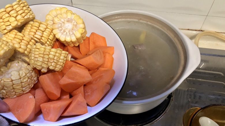 十味 浓淡红黄野岸花➕胡萝卜玉米排骨汤,转中火，加入玉米块，煮开