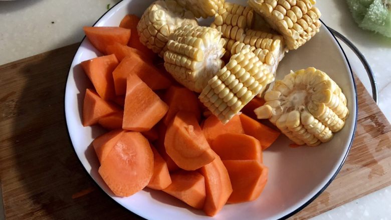 十味 浓淡红黄野岸花➕胡萝卜玉米排骨汤,玉米切块，胡萝卜切滚刀块，备用