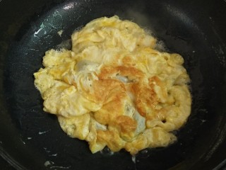 鸡蛋炒粉丝,锅里加入少许的油，下打散的鸡蛋炒至成型，划成小块，盛出备用